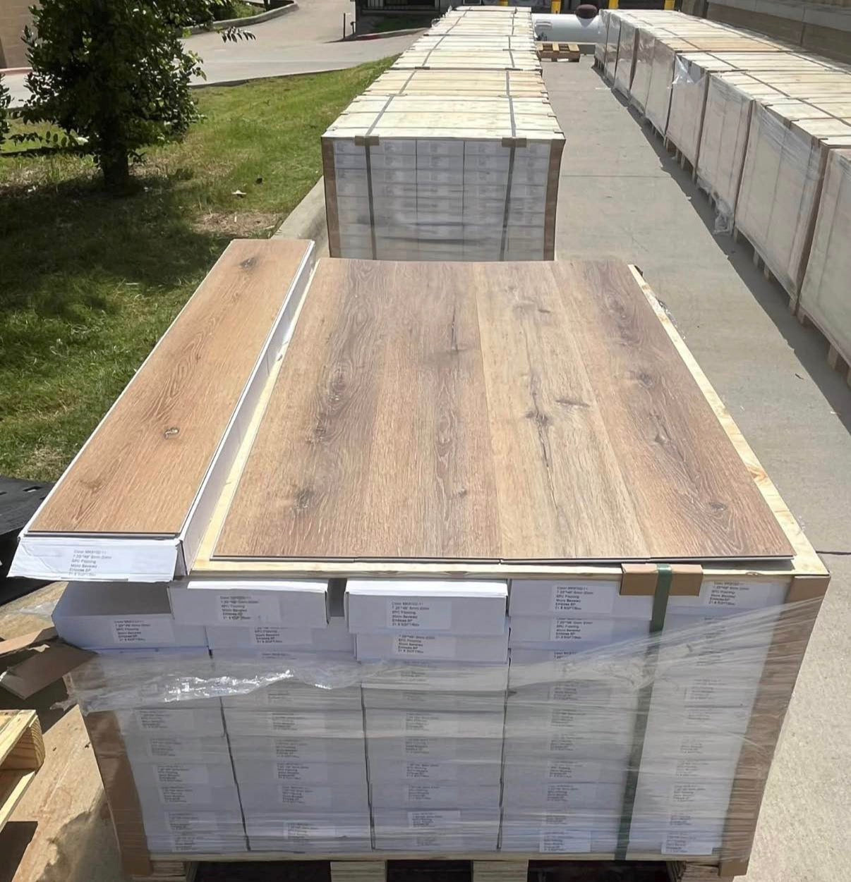 ONLY PICK UP “CHATEAU OAK Waterproof Luxury Vinyl Flooring 6mm 20Mil Wearlayer Clicklock 7.25” x 48”